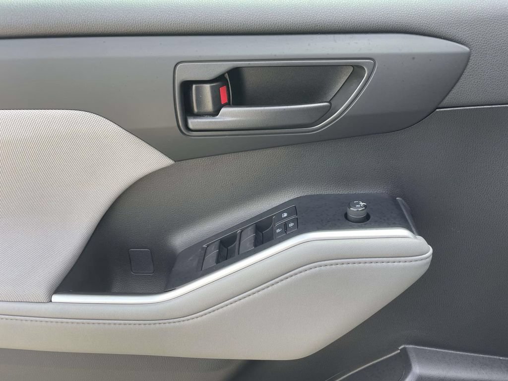 Used 2021 Toyota Highlander LE FWD image 18
