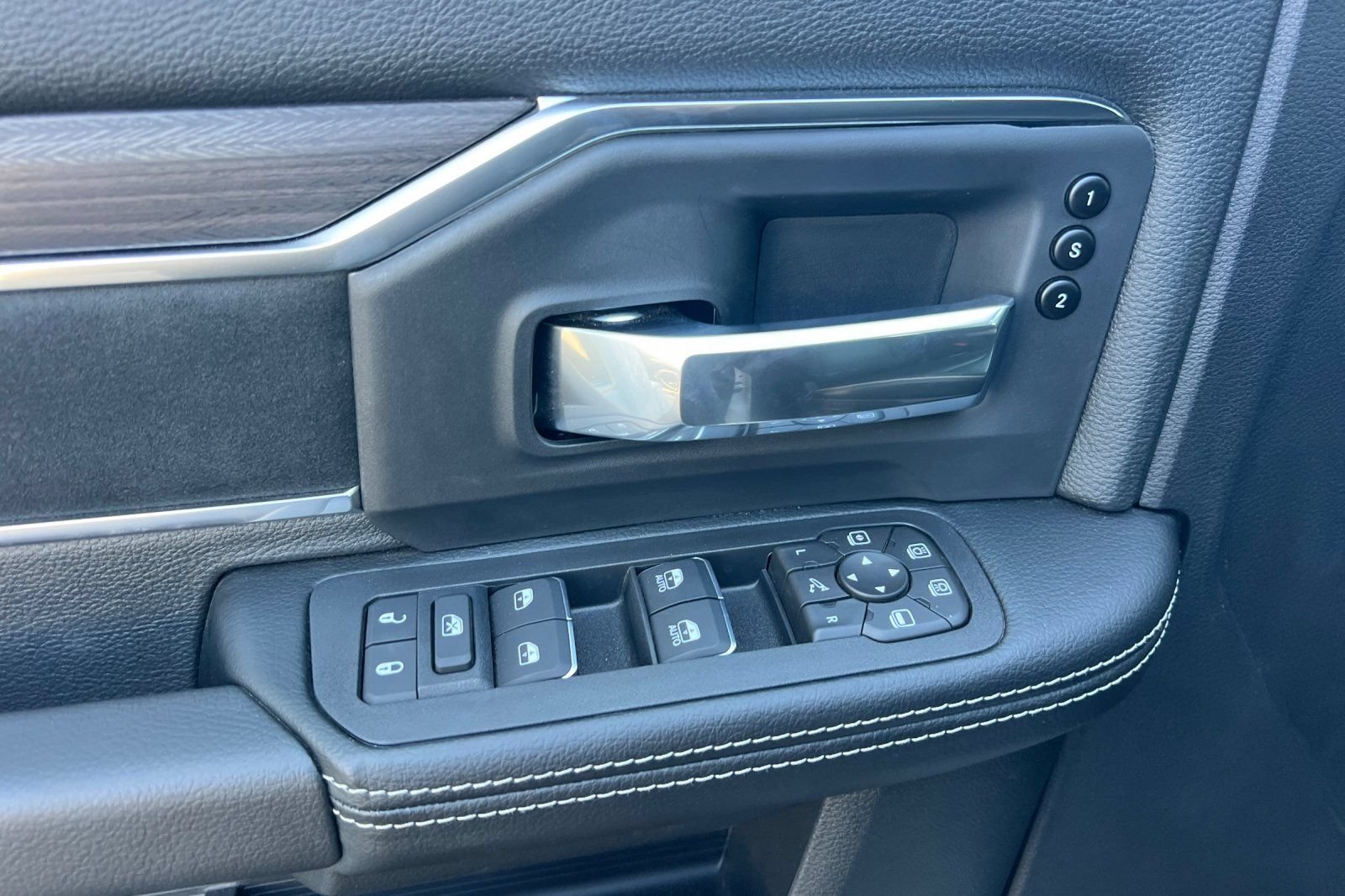 New 2026 RAM 2500 Laramie AWD/4WD image 10