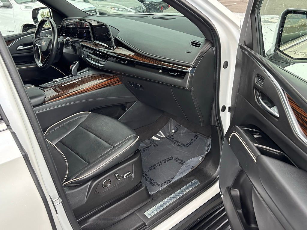 Used 2024 Cadillac Escalade ESV Premium Luxury AWD/4WD image 33
