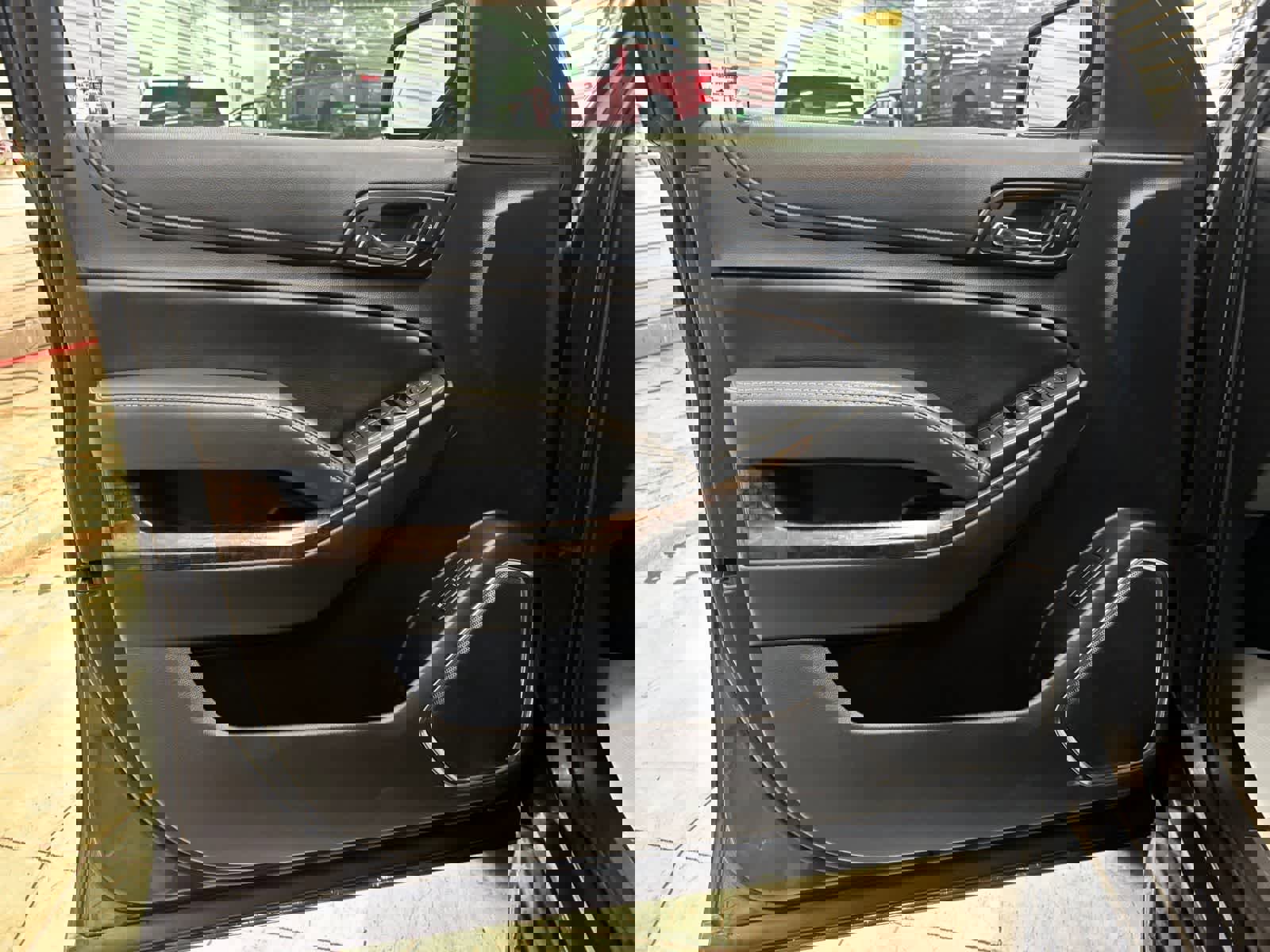 Used 2018 Chevrolet Tahoe LT w/ Luxury Package AWD/4WD image 9