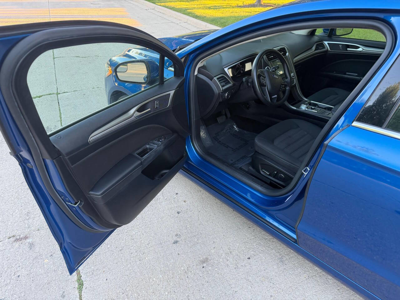 Used 2018 Ford Fusion SE w/ Fusion SE Technology Package FWD image 16