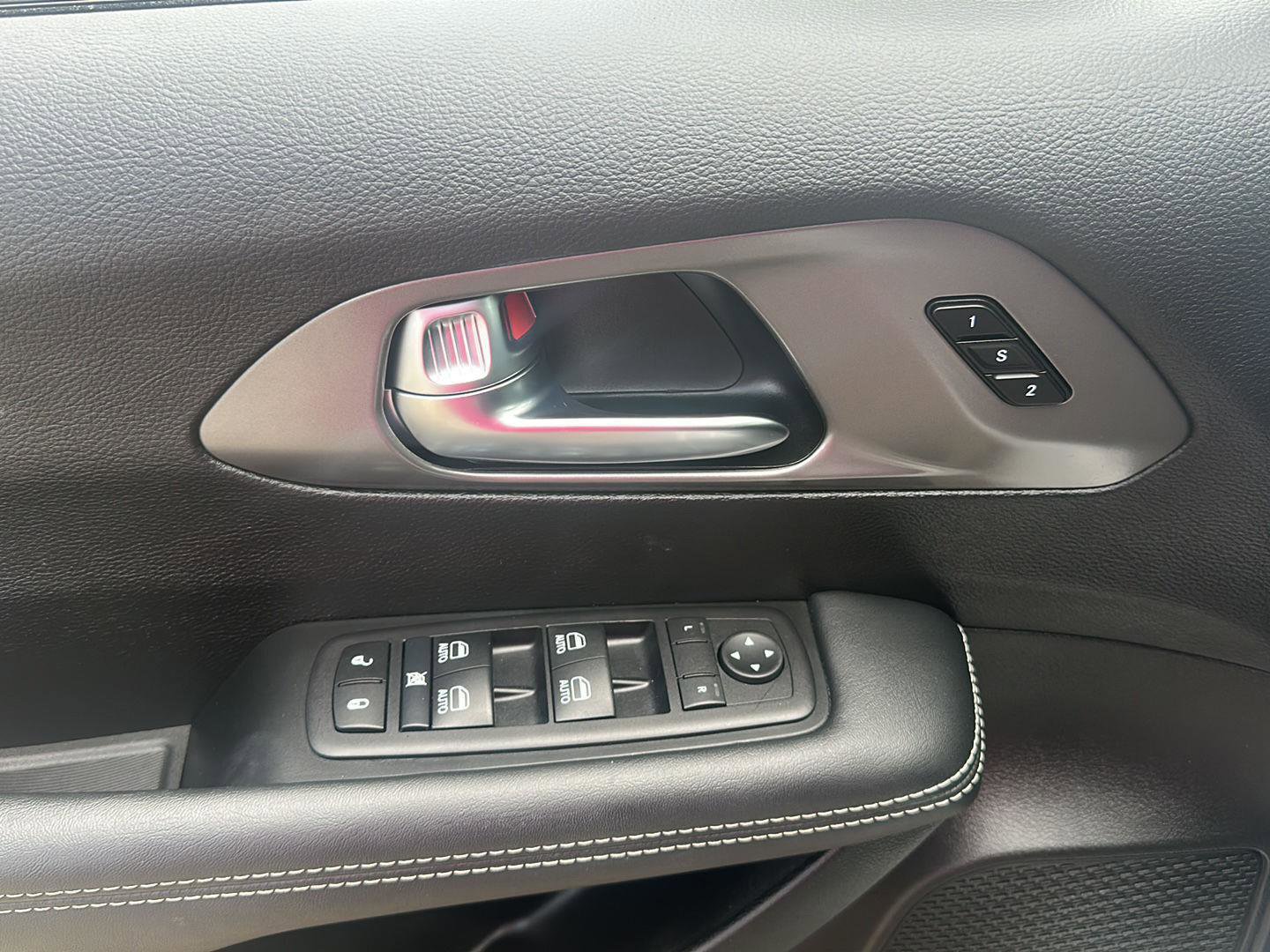 Used 2025 Chrysler Pacifica Select image 11