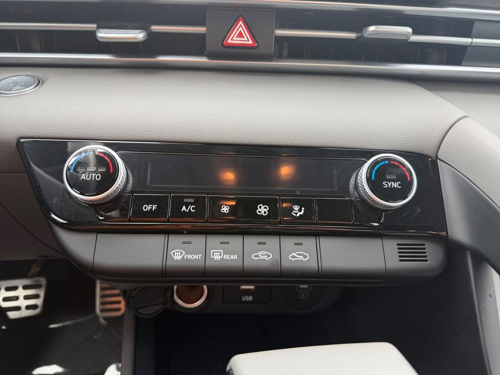 Certified 2025 Hyundai Elantra Sport image 17