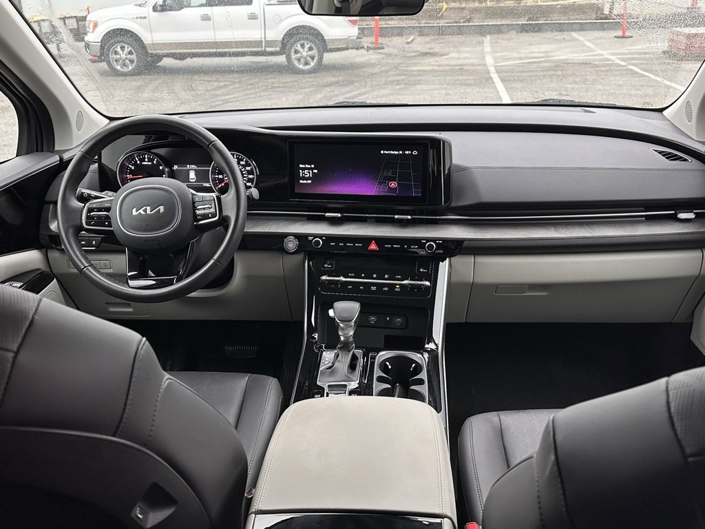 Used 2024 Kia Carnival EX image 18