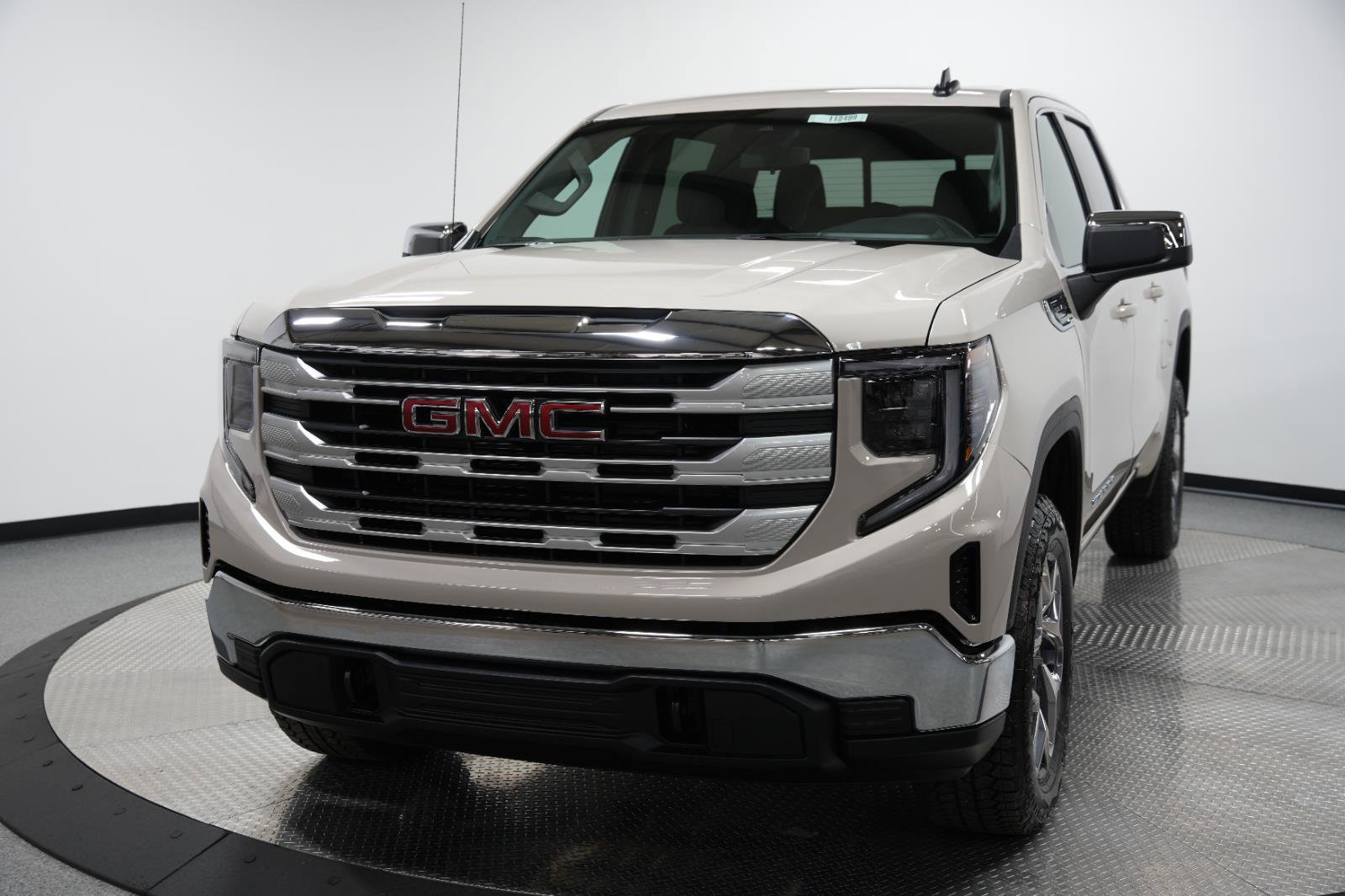 New 2026 GMC Sierra 1500 SLE image 3