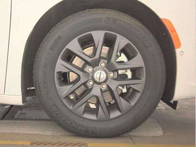 Used 2024 Chrysler Pacifica Limited w/ Uconnect Theater Family Group FWD image 21