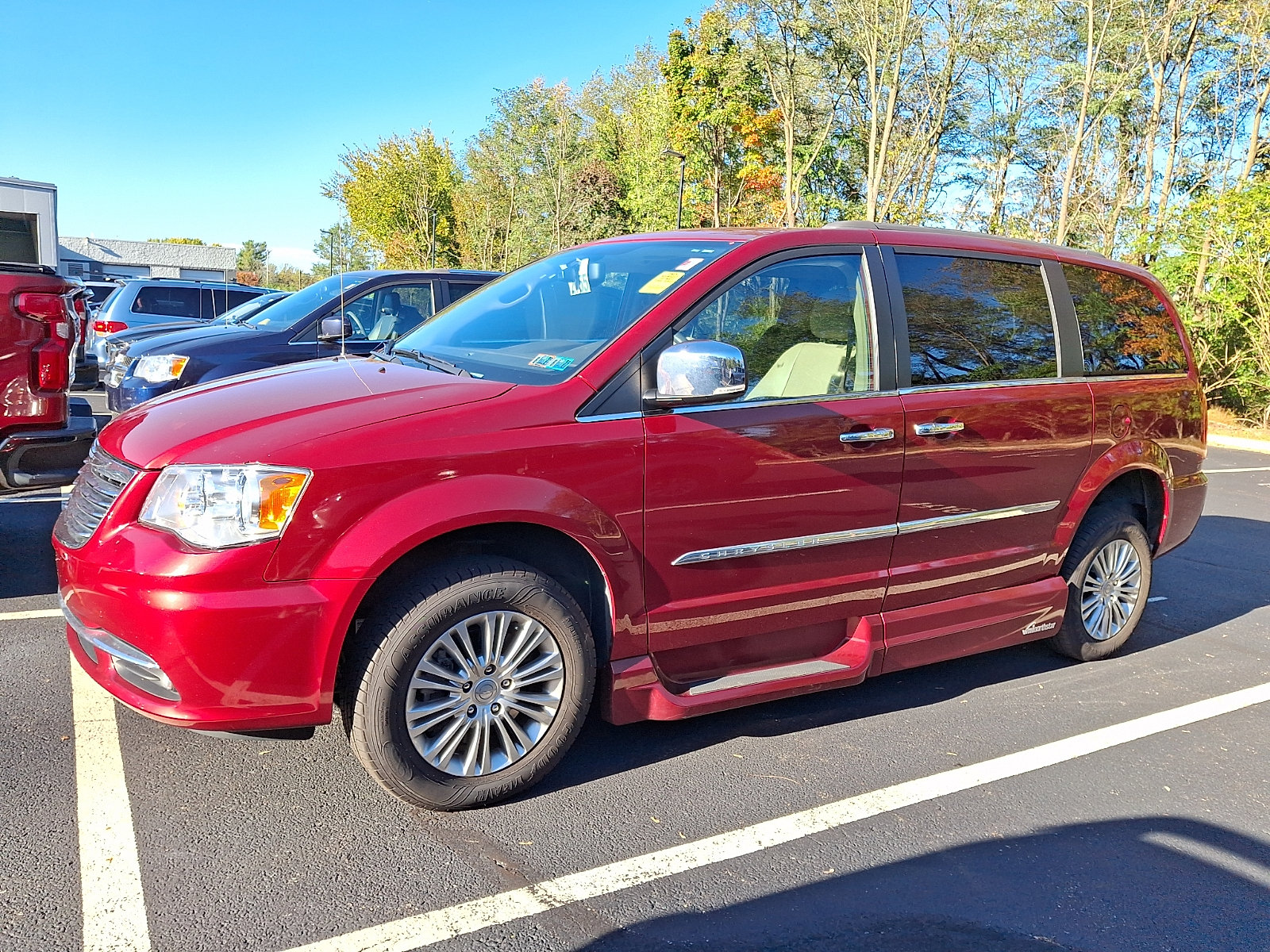 Used 2015 Chrysler Town & Country Touring-L w/ Driver Convenience Group FWD image 2