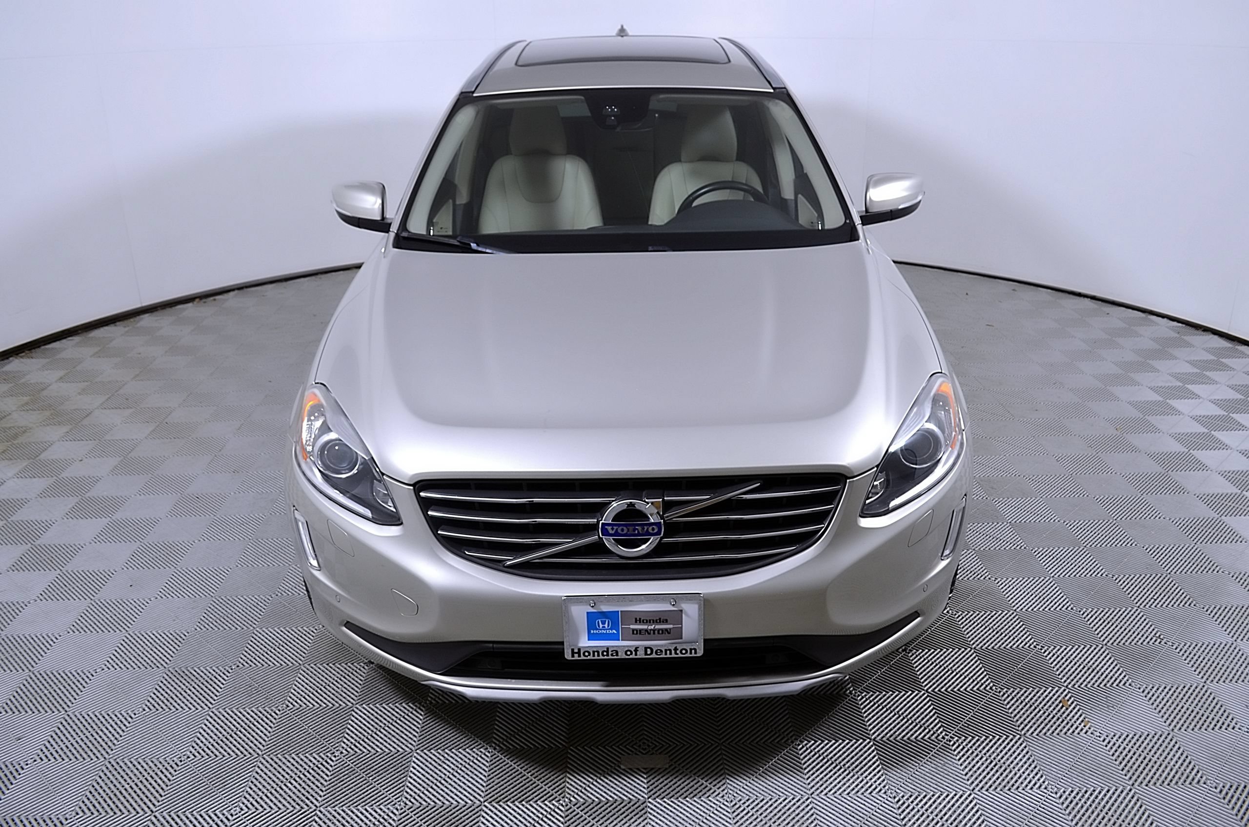 Used 2017 Volvo XC60 T6 Inscription w/ Preferred Option Package AWD/4WD image 4