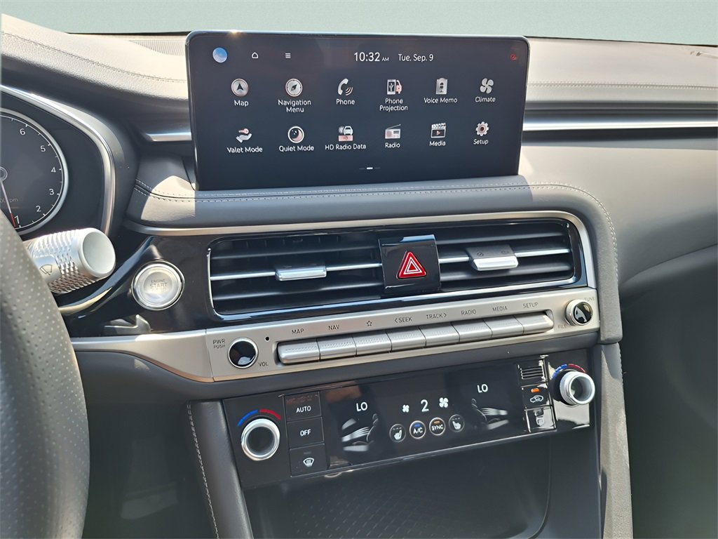 Used 2025 Genesis G70 2.5T image 12