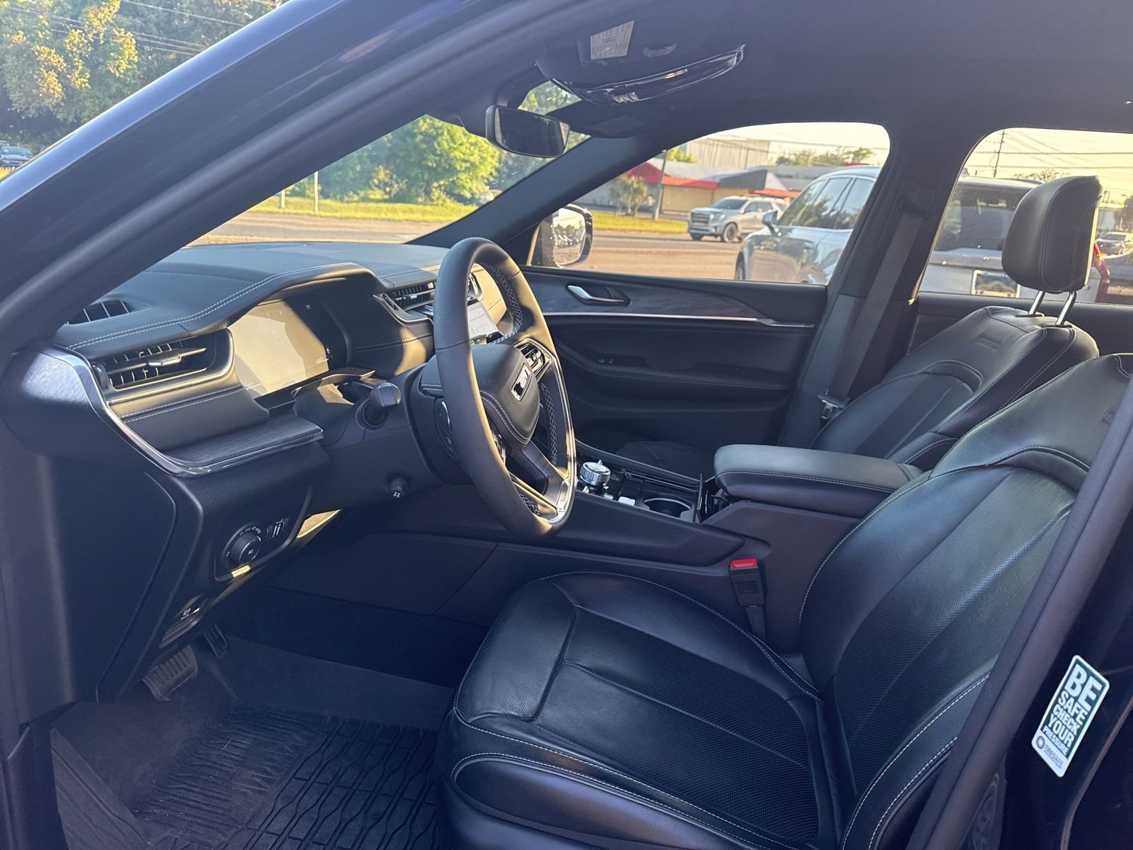 Used 2024 Jeep Grand Cherokee Overland image 9