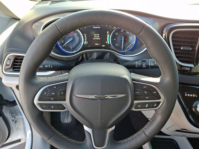 Used 2024 Chrysler Pacifica Touring-L image 18