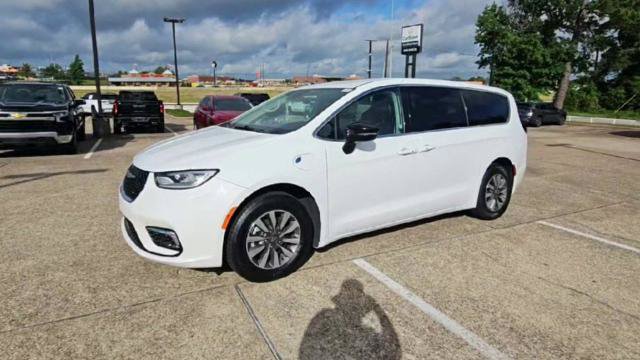 Used 2024 Chrysler Pacifica Limited FWD image 3
