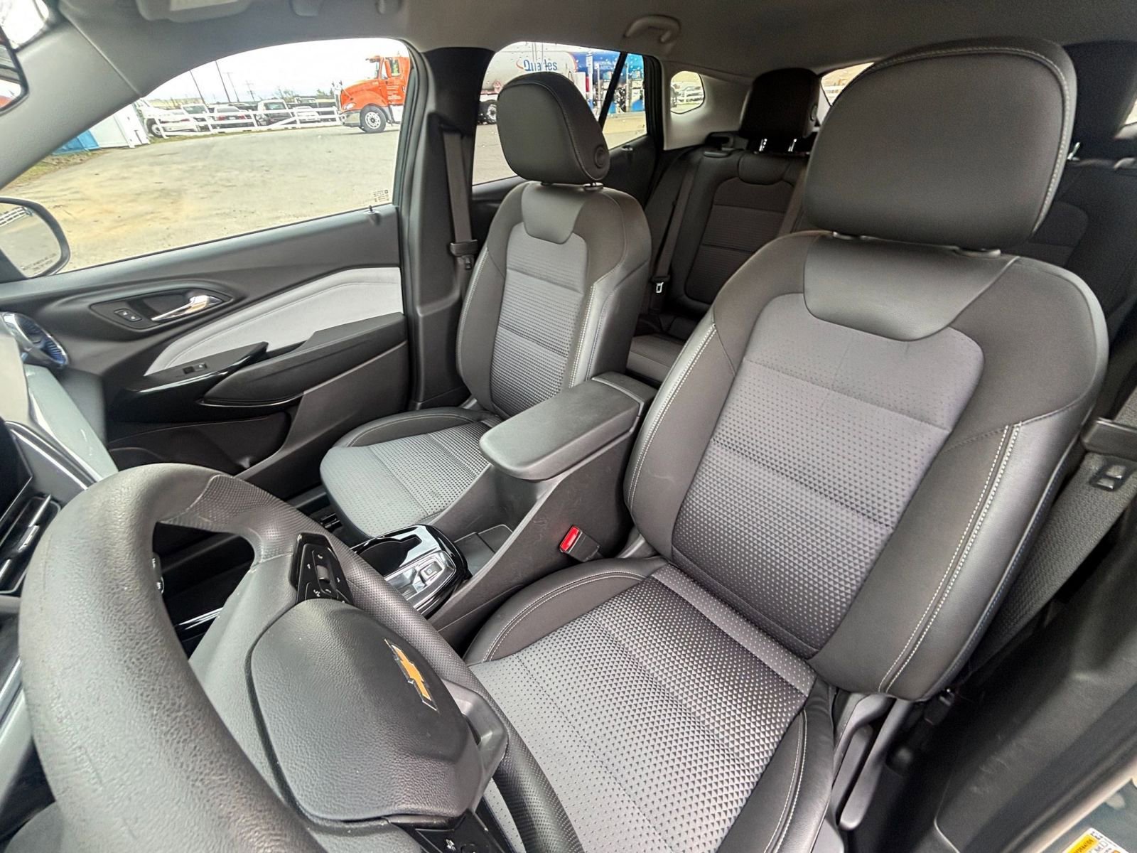 Used 2025 Chevrolet Trax LT image 37