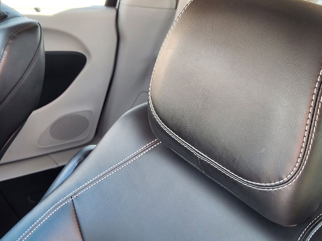 Used 2024 Chrysler Pacifica Touring-L image 15