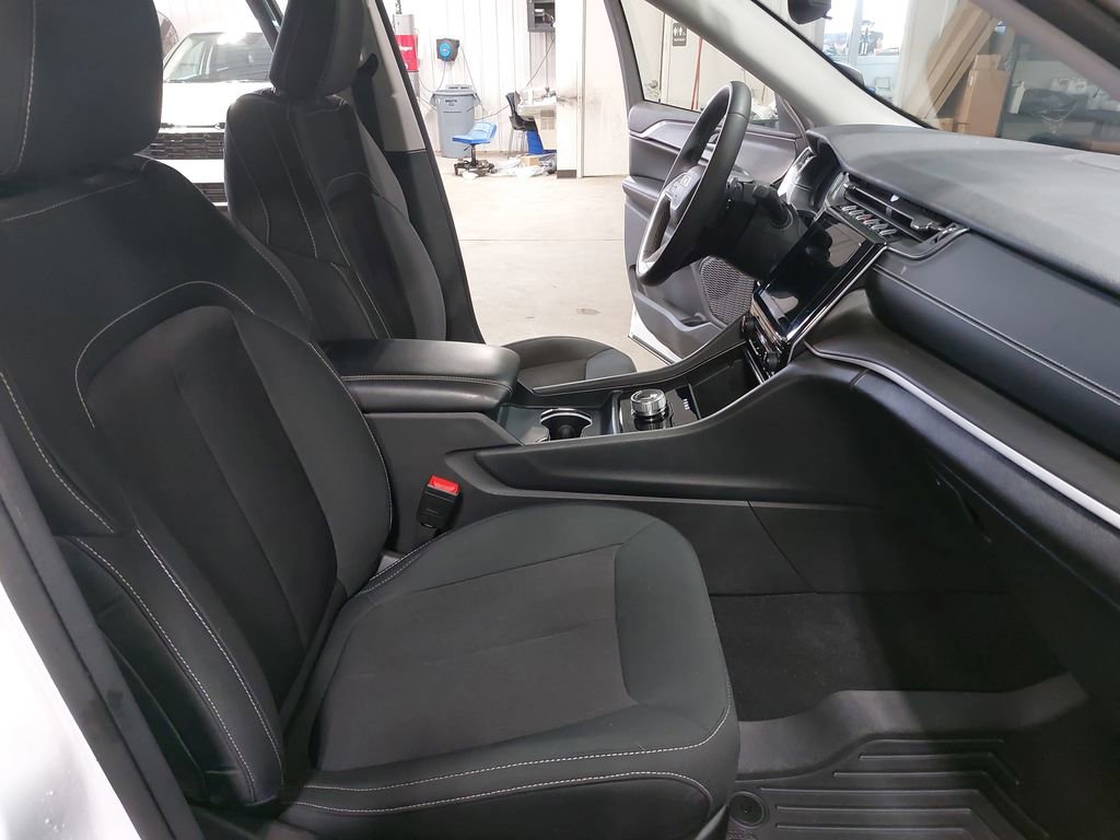 Used 2023 Jeep Grand Cherokee Laredo image 10