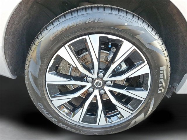 Certified 2025 Volvo XC60 B5 Plus image 30