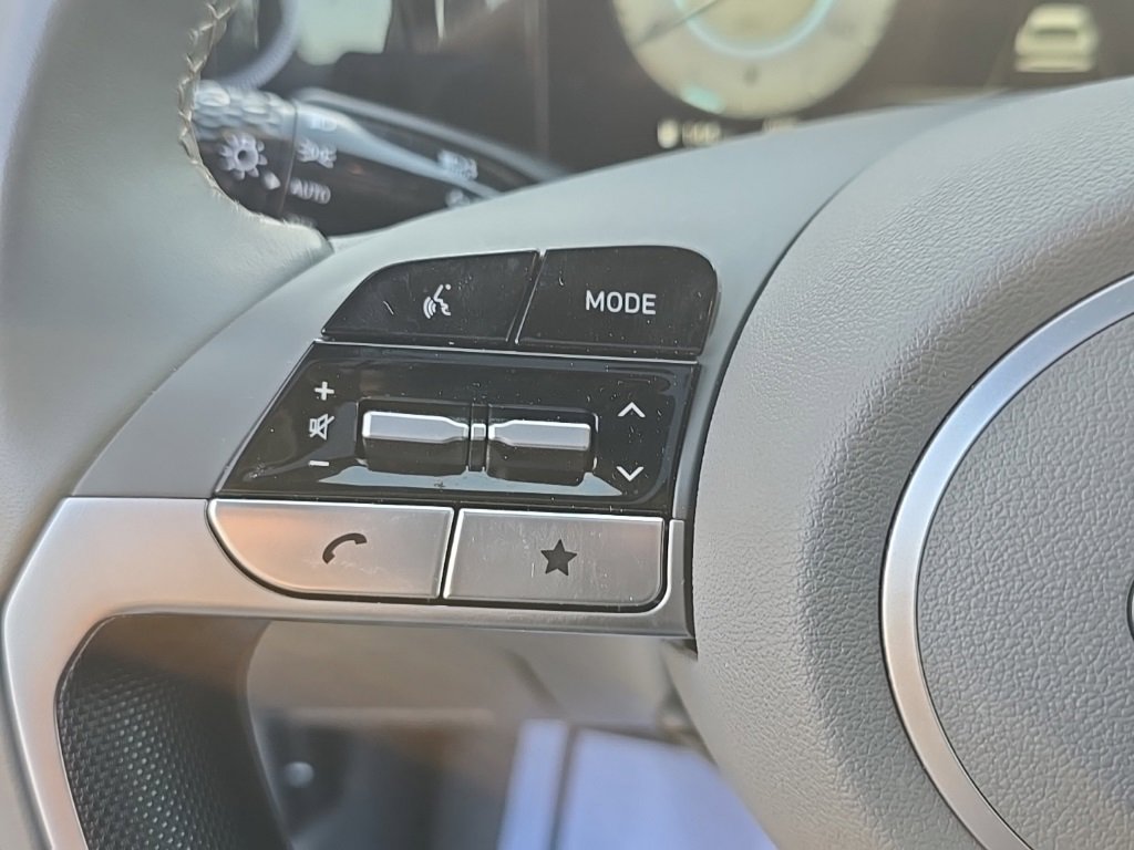 Used 2025 Hyundai Elantra SEL image 17