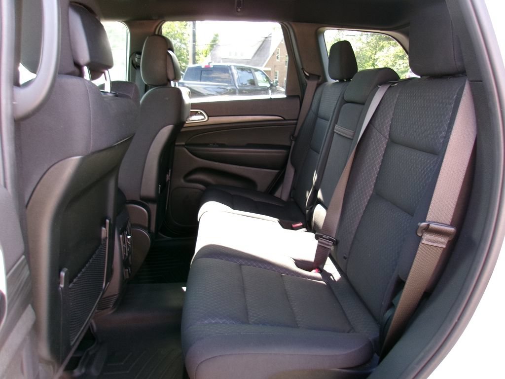 Certified 2019 Jeep Grand Cherokee Laredo w/ Security & Convenience Group AWD/4WD image 9