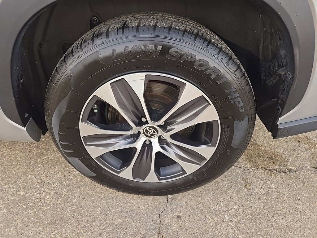 Used 2021 Toyota Highlander XLE image 21