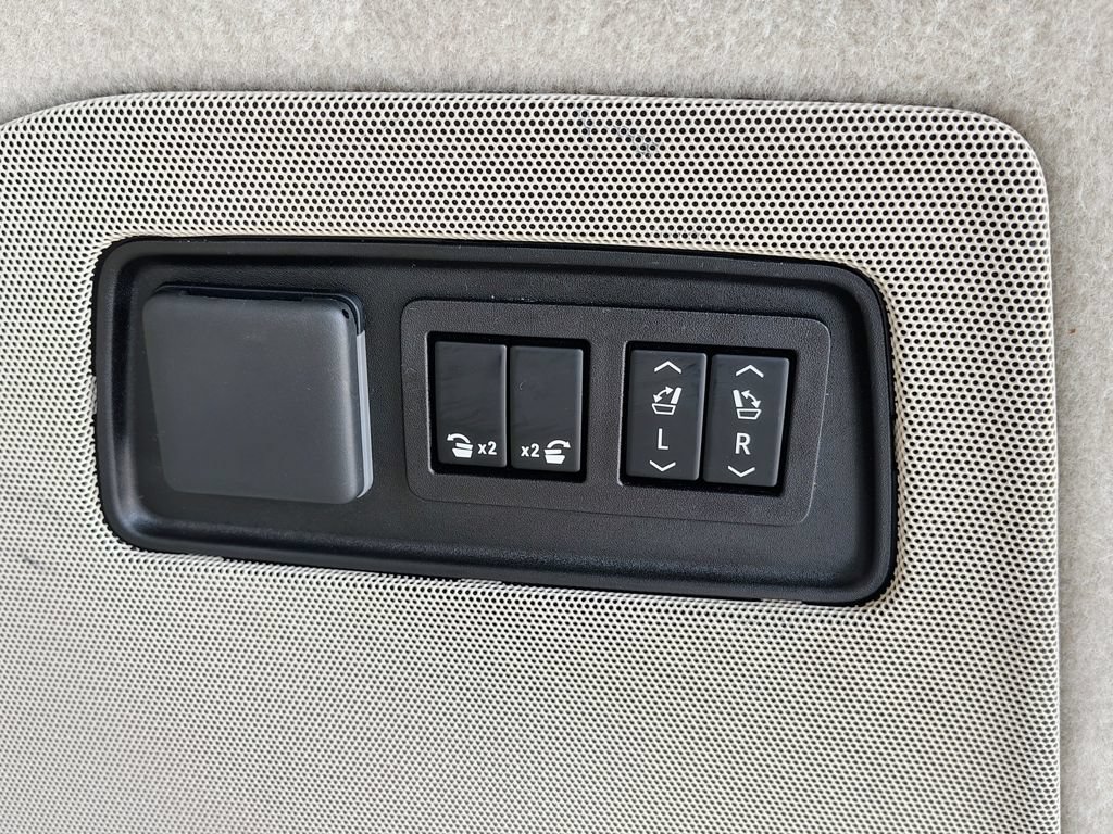 Used 2023 Cadillac Escalade Sport Platinum w/ LPO, ONYX Package AWD/4WD image 16