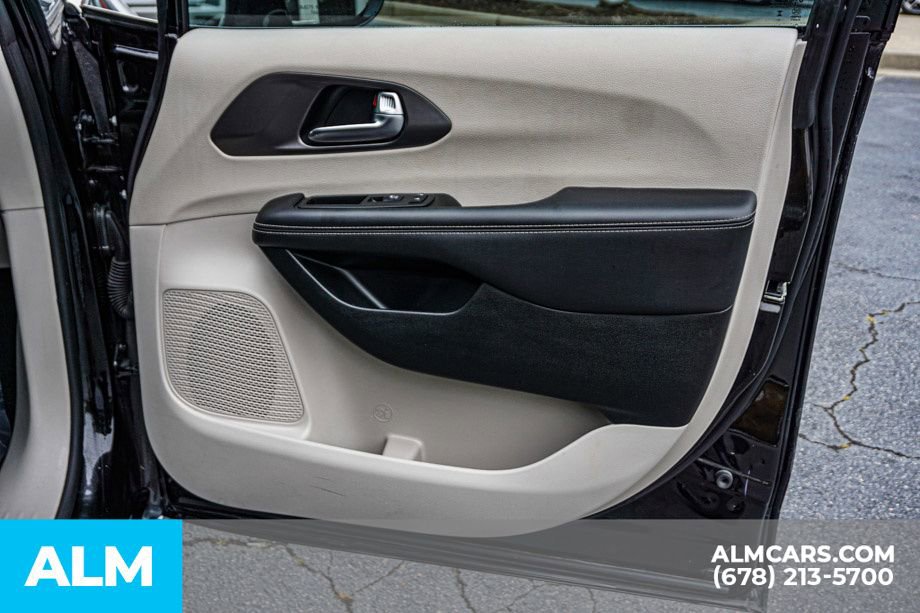 Used 2024 Chrysler Pacifica Select image 57