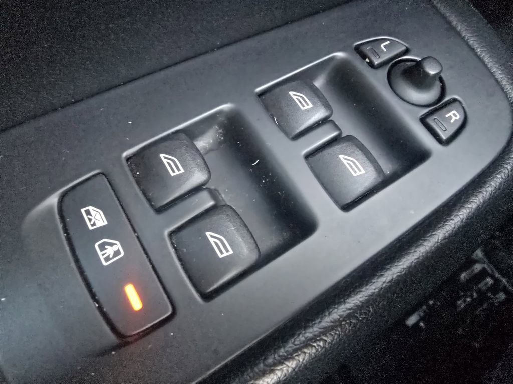 Used 2019 Volvo S60 T6 Momentum image 23