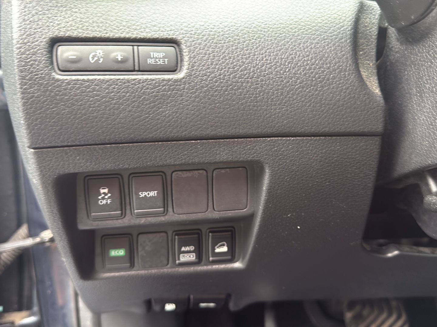 Used 2016 Nissan Rogue SV AWD/4WD image 12