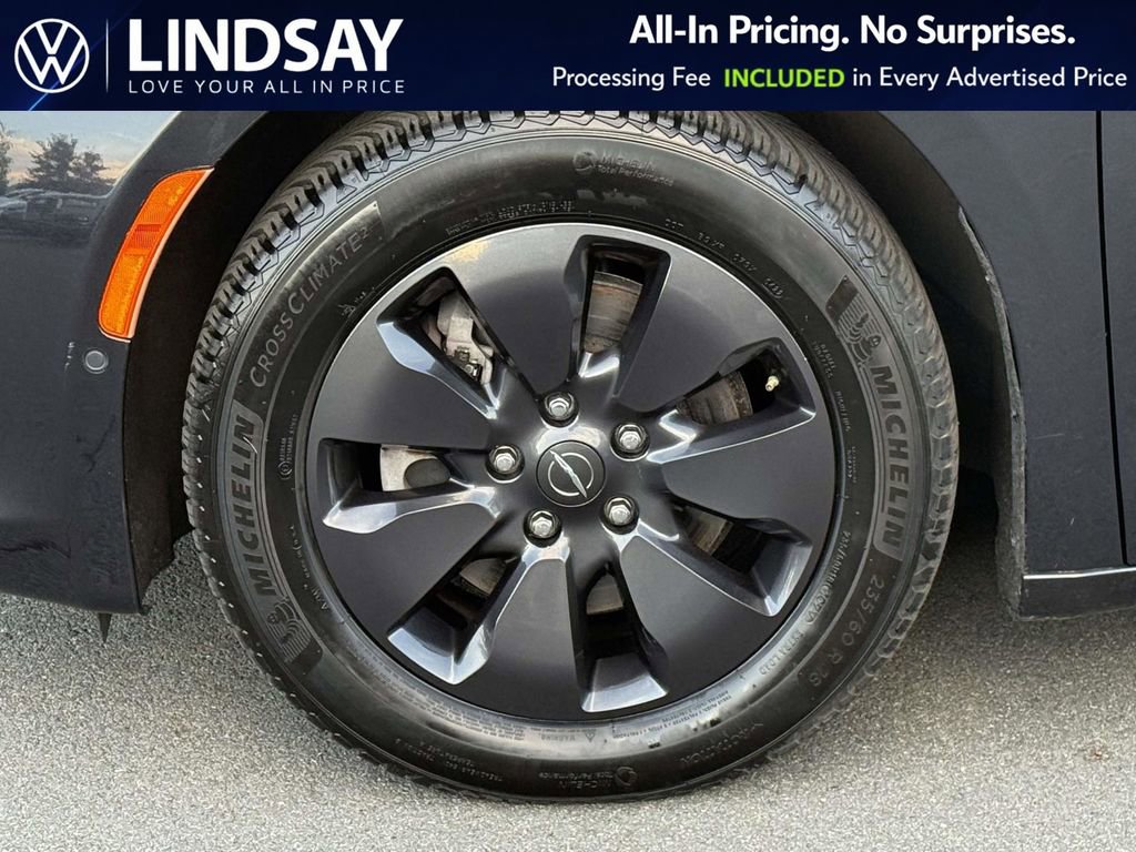 Used 2019 Chrysler Pacifica Limited w/ Advanced Safetytec Group FWD image 8