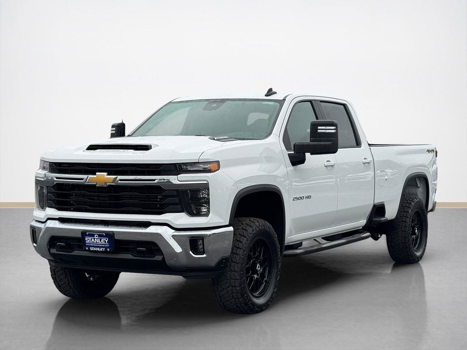 Used 2025 Chevrolet Silverado 2500 LT w/ Convenience Package AWD/4WD image 3