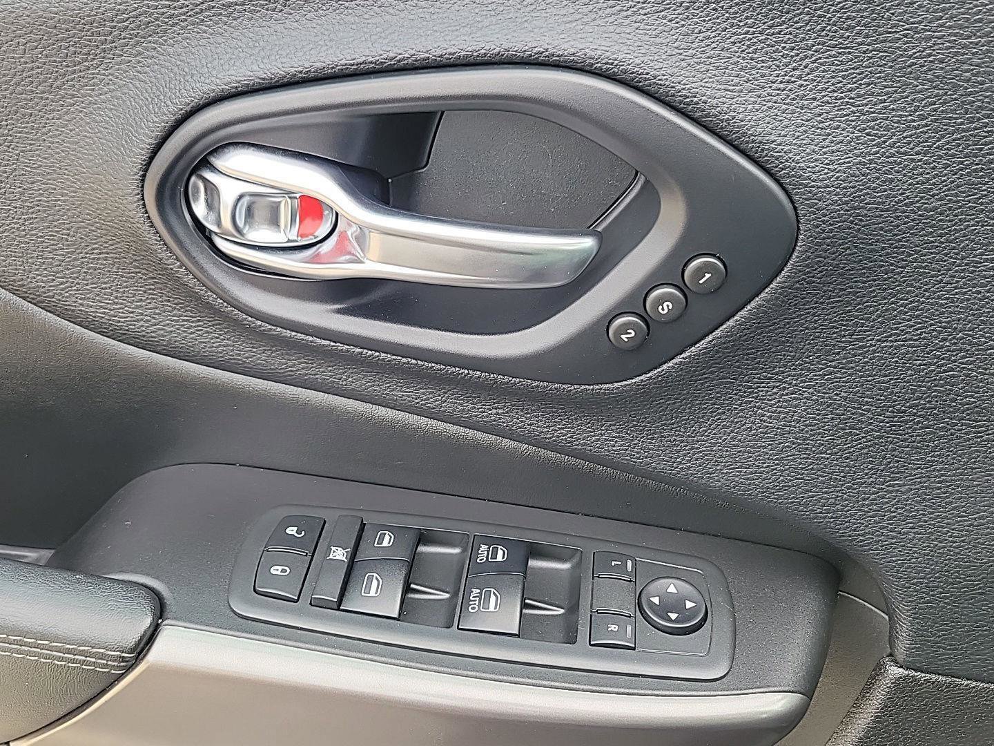 Used 2019 Jeep Cherokee Limited image 13