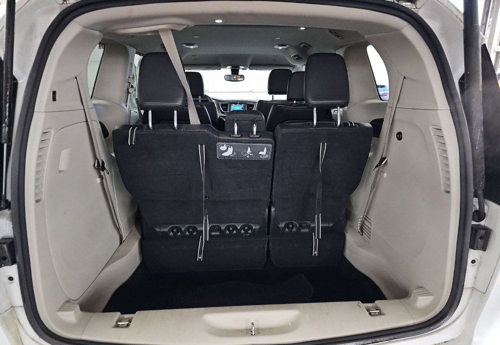 Used 2018 Chrysler Pacifica Touring-L image 17