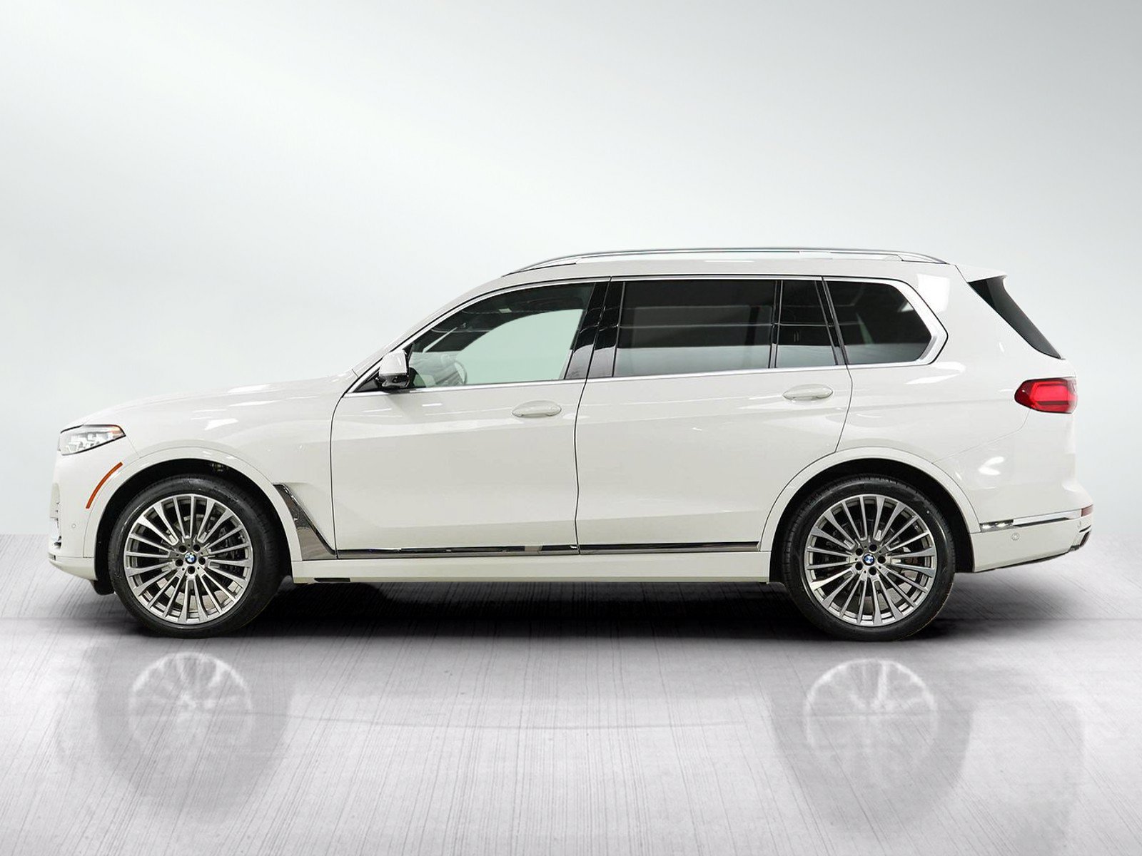 Used 2022 BMW X7 xDrive40i w/ Executive Package AWD/4WD image 2