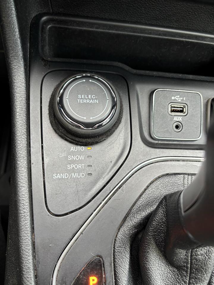 Used 2021 Jeep Cherokee Latitude Plus w/ Mopar Interior Package AWD/4WD image 18