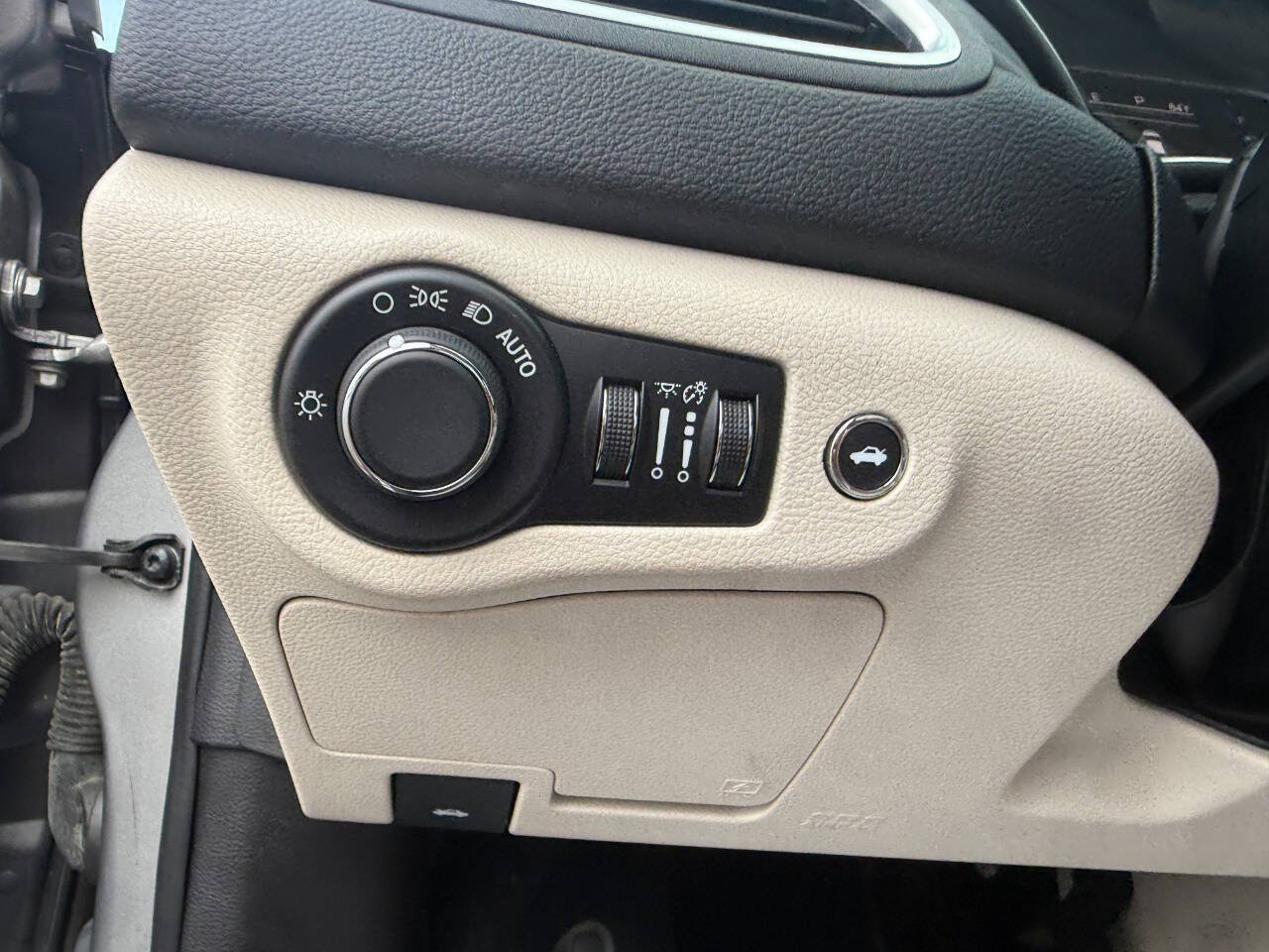 Used 2015 Chrysler 200 Limited w/ Convenience Group FWD image 14