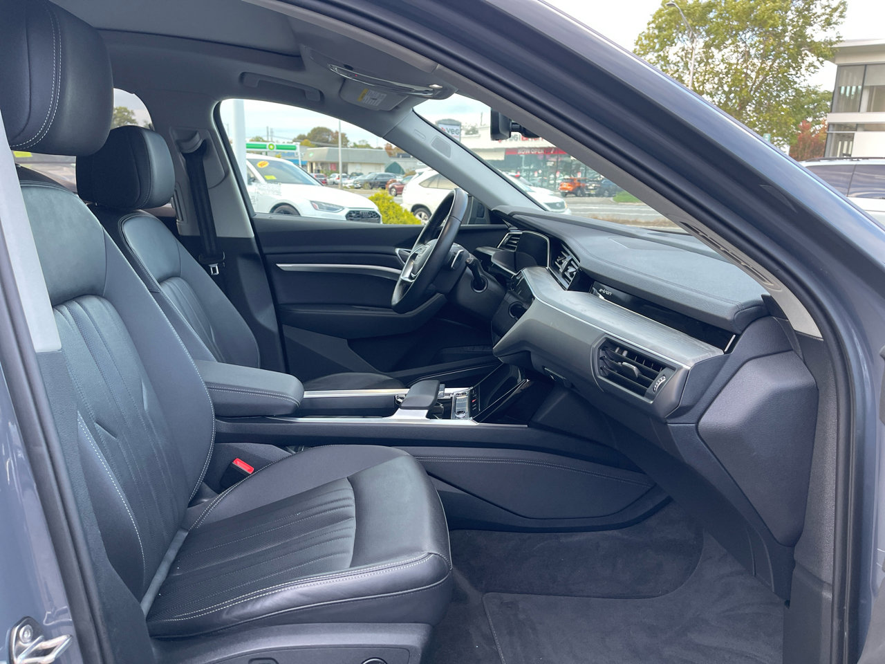 Used 2024 Audi Q8 e-tron Premium Plus w/ Premium Plus Package image 47