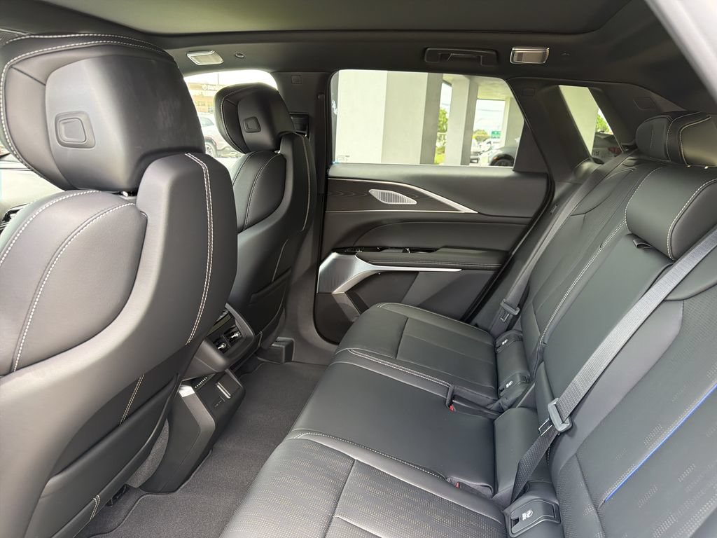New 2026 Cadillac Lyriq Signature Sport AWD/4WD image 17