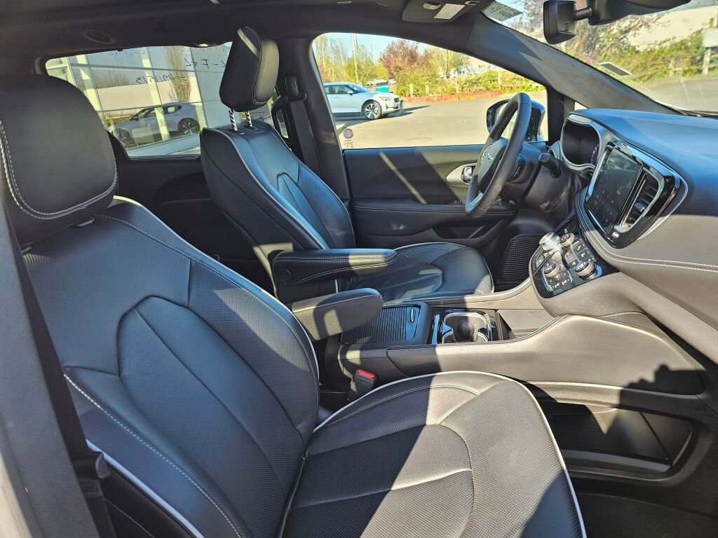 Used 2026 Chrysler Pacifica Limited image 11