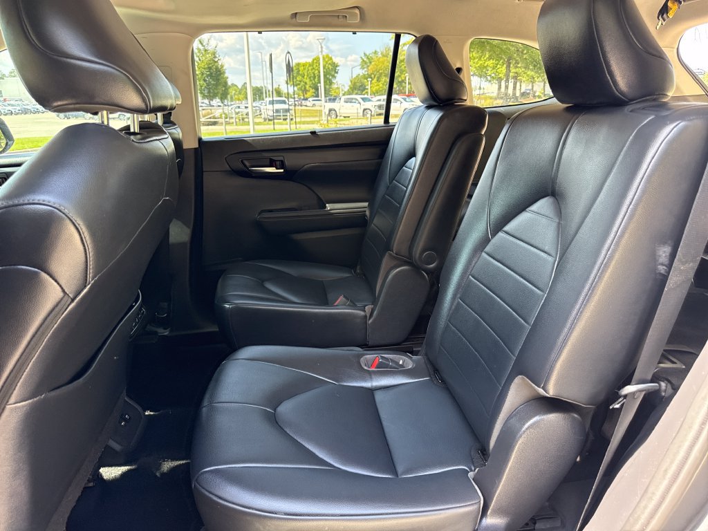 Used 2021 Toyota Highlander XLE AWD/4WD image 31