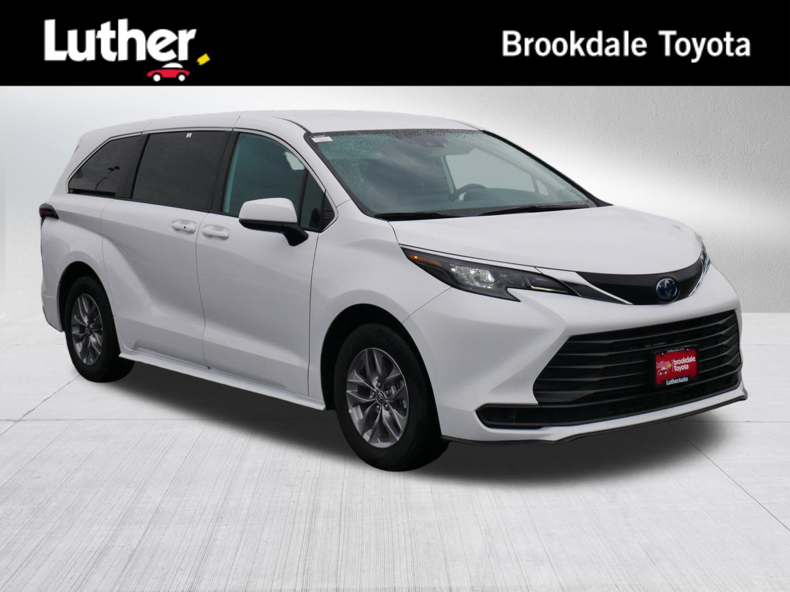 Certified 2025 Toyota Sienna LE FWD image 1