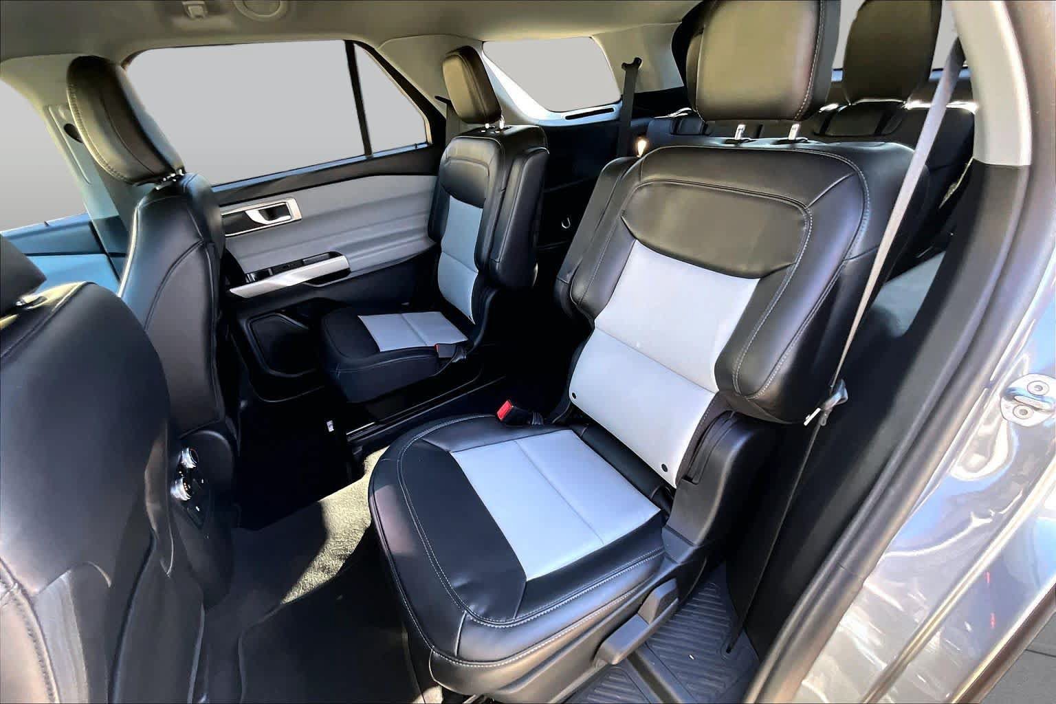 Used 2023 Ford Explorer XLT w/ Equipment Group 202A RWD image 21