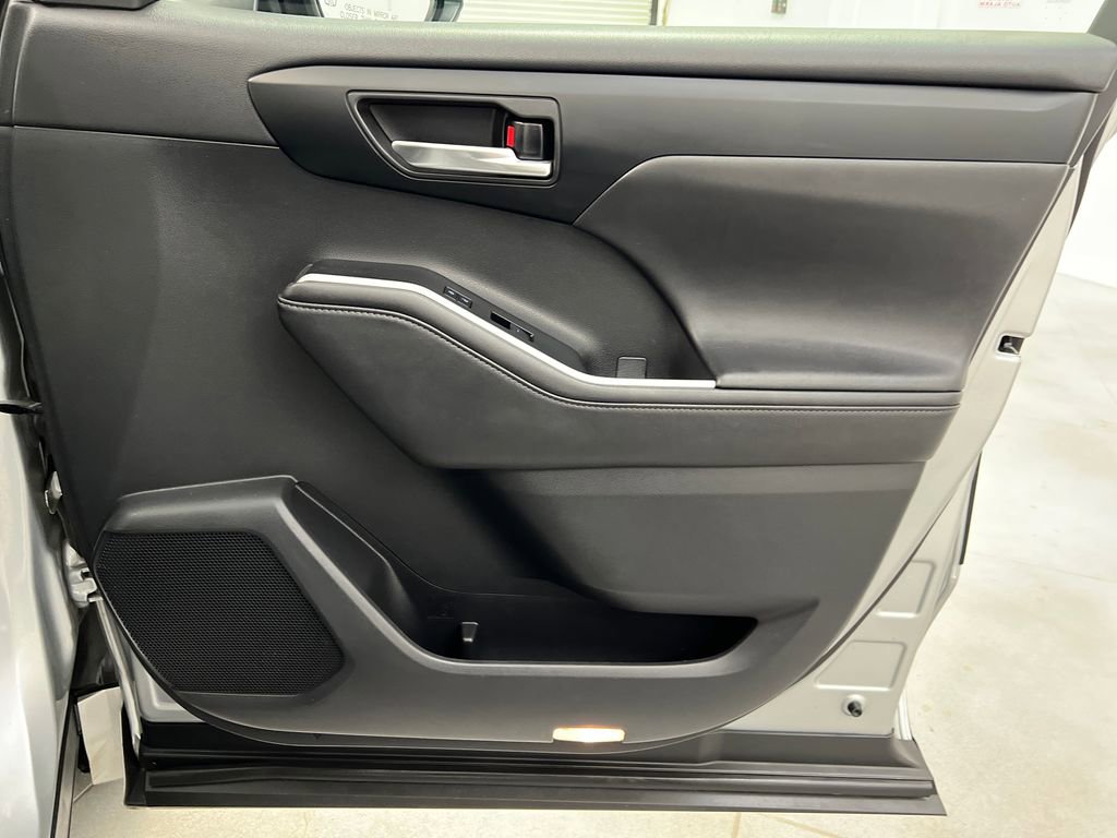 Used 2020 Toyota Highlander XLE image 26