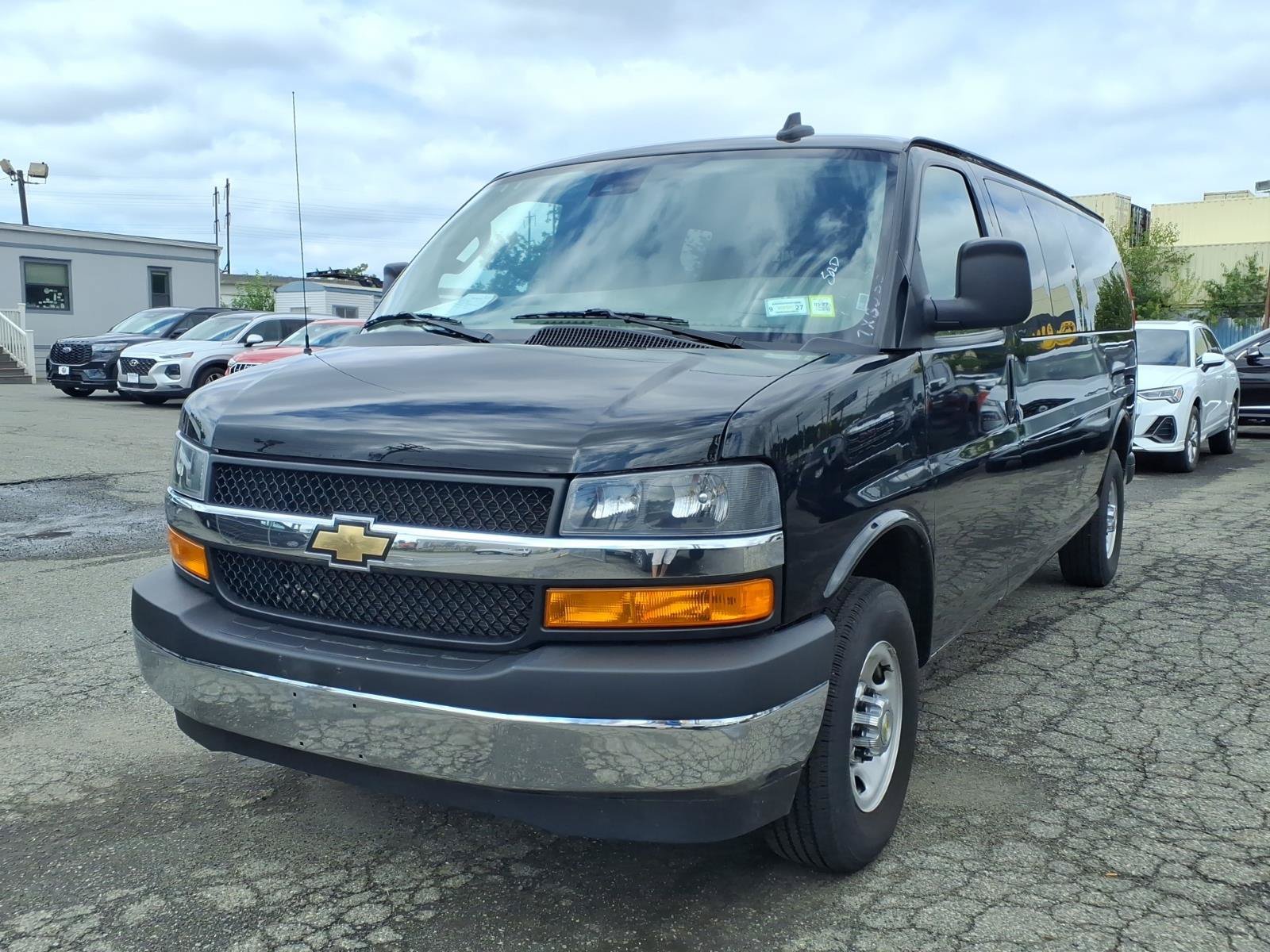 Used 2025 Chevrolet Express 3500 LT w/ LT Preferred Equipment Group RWD image 3