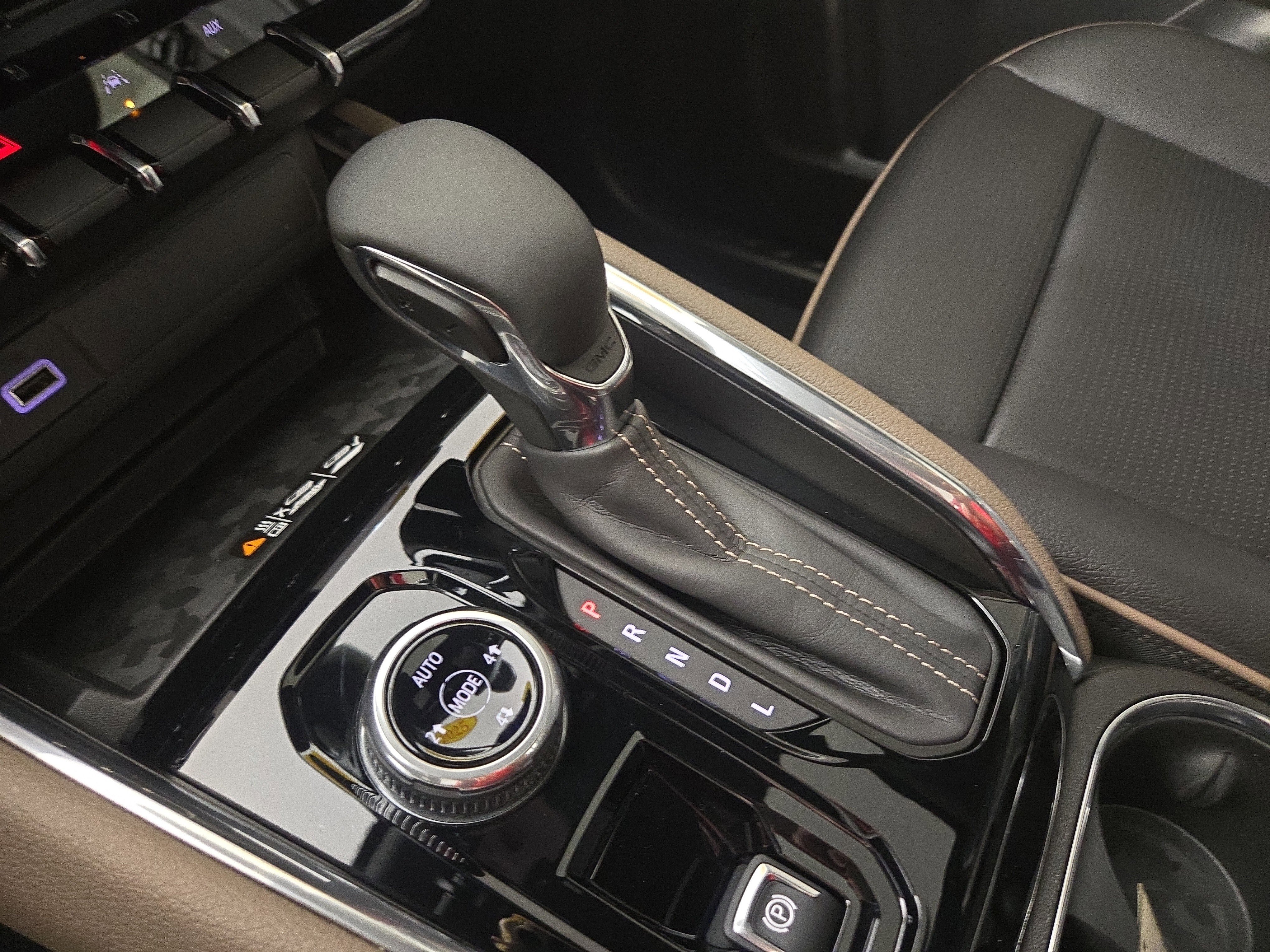 Certified 2025 GMC Canyon Denali w/ LPO, Denali Black Edition image 24