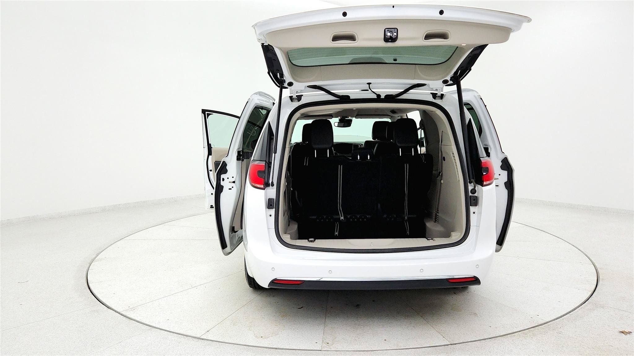 Used 2024 Chrysler Pacifica Touring-L FWD image 33