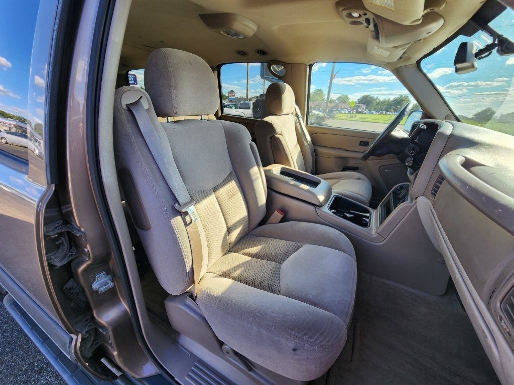 Used 2004 Chevrolet Suburban LS w/ Preferred Equipment Group RWD image 16