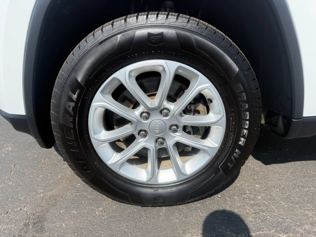 Certified 2022 Jeep Grand Cherokee Laredo E AWD/4WD image 11
