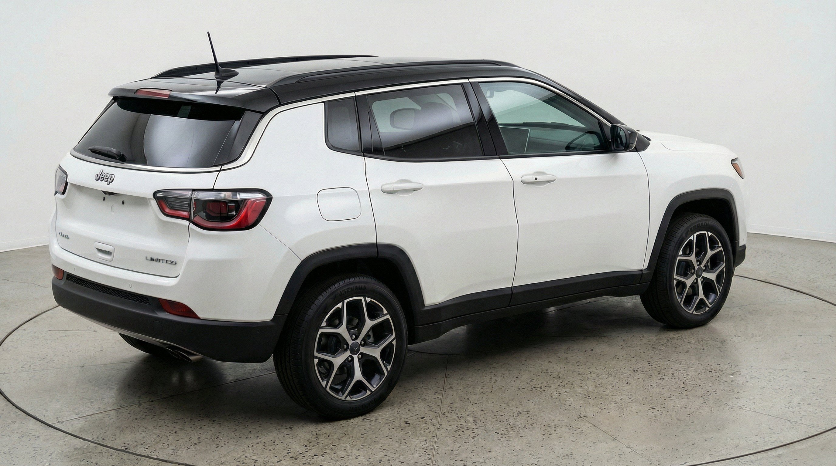 Used 2025 Jeep Compass Limited AWD/4WD image 9
