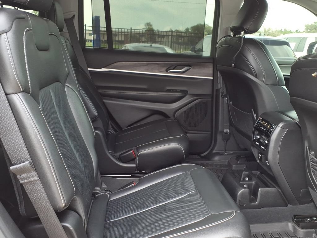 Used 2023 Jeep Grand Cherokee L Limited w/ Luxury Tech Group II RWD image 16