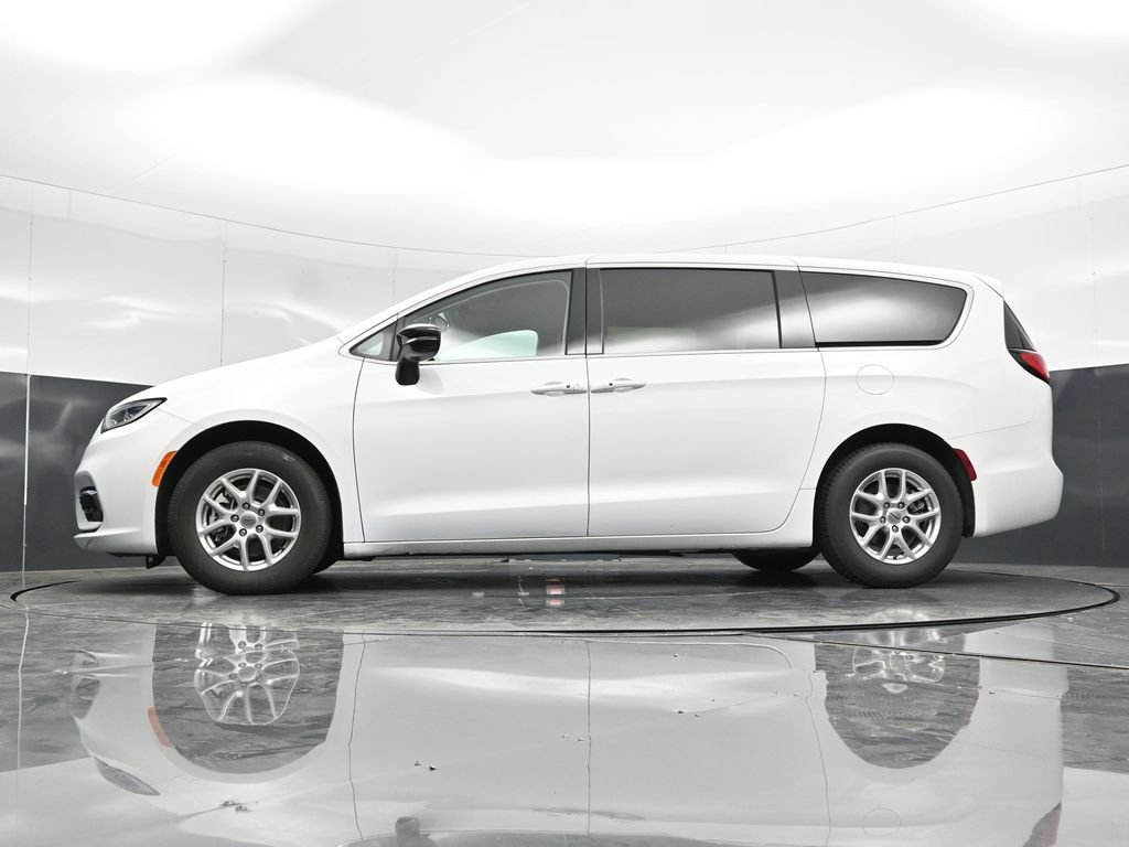 Used 2024 Chrysler Pacifica Touring-L FWD image 58