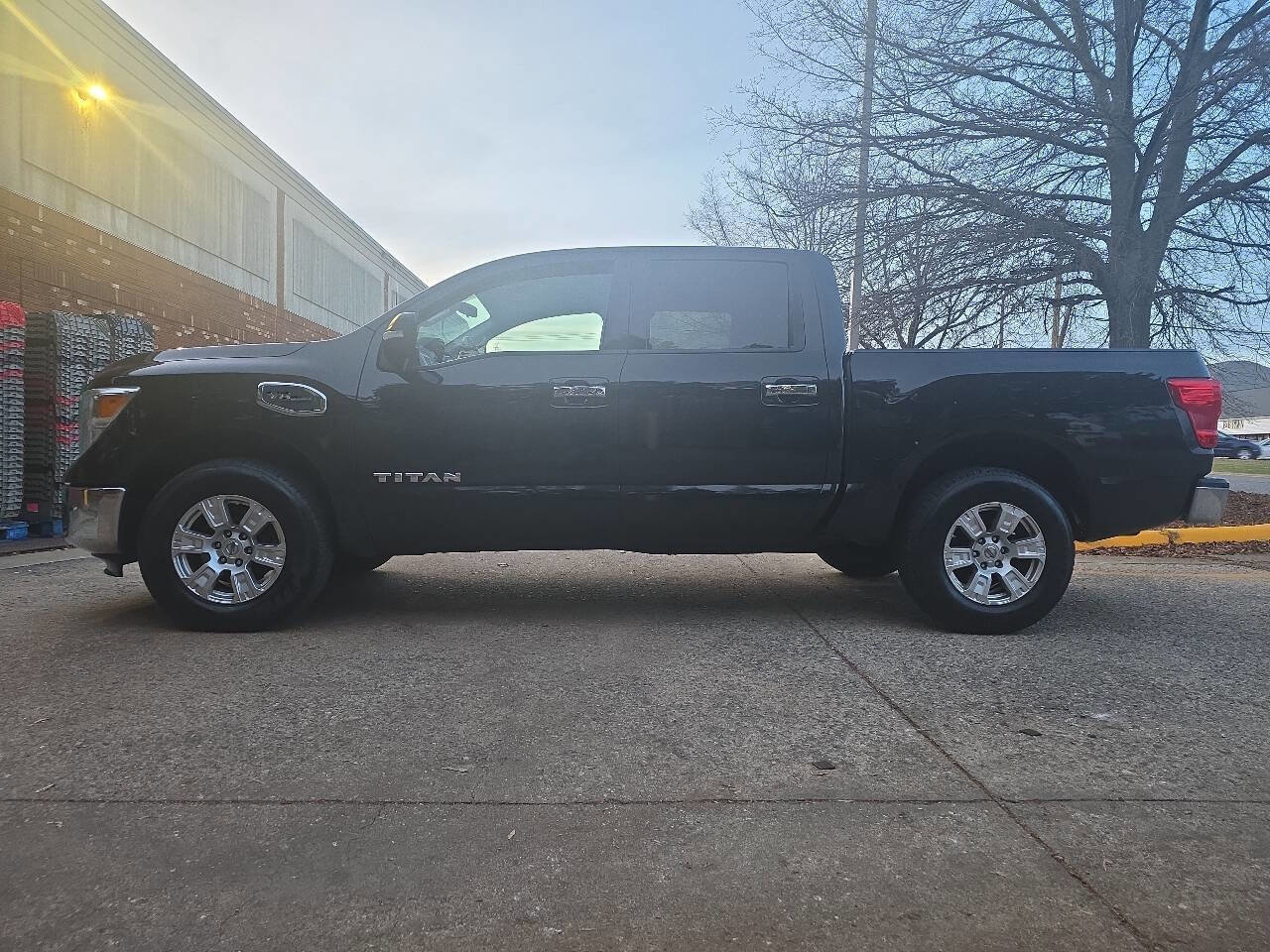 Used 2017 Nissan Titan SV image 27